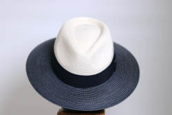 chapeau dame beige bleu marine