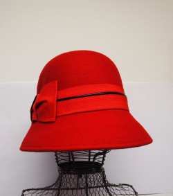 cloche dame rouge