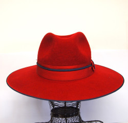 chapeau dame rouge bleu