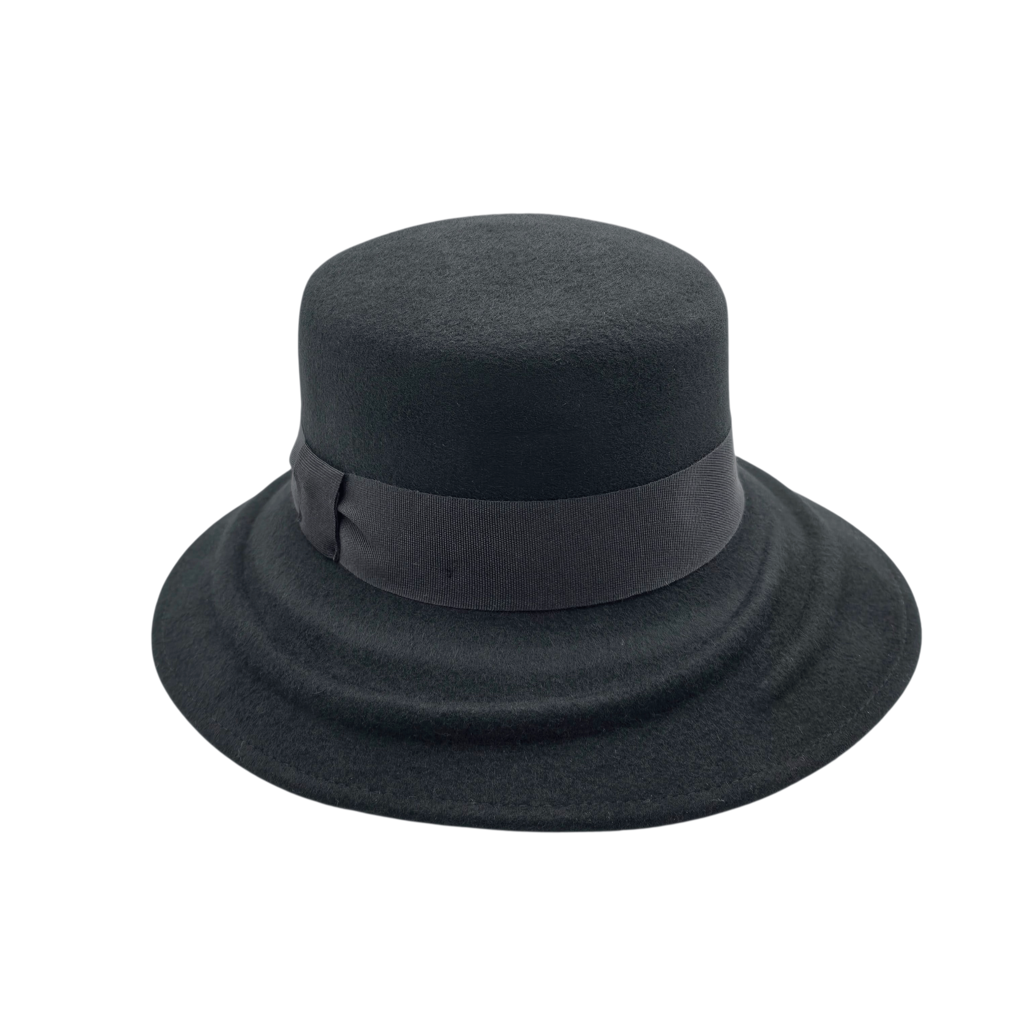 Cloche noire en feutre